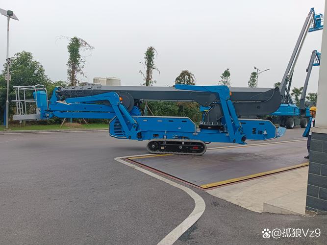 路边的蓝色低语 一台工程机械的静态故事
